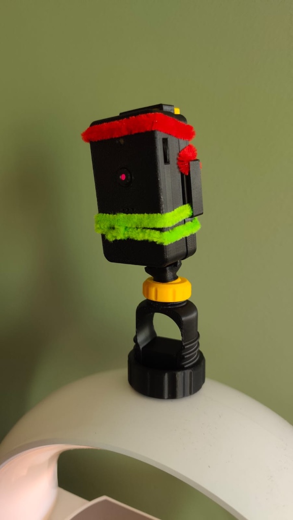 Zbliżenie obiektywu kamery LiveCUBE! DIY z włącznikiem i ozdobnymi drucikami