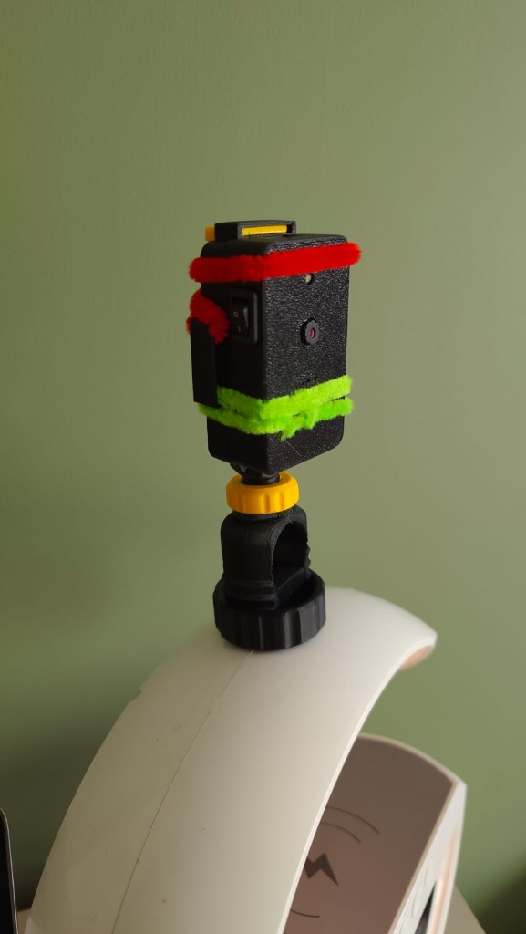 Kamera LiveCUBE! DIY z kolorowymi drucikami zamocowana na uchwycie rowerowym na głośniku