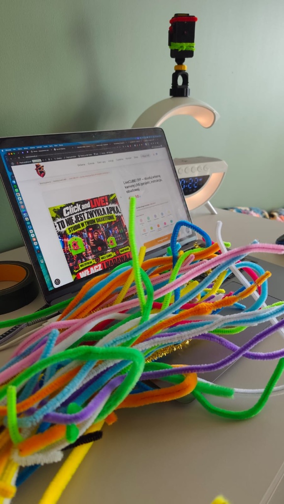 Stanowisko z laptopem, aplikacją ClickAndLIVE! i kolorowymi drucikami kreatywnymi do LiveCUBE!