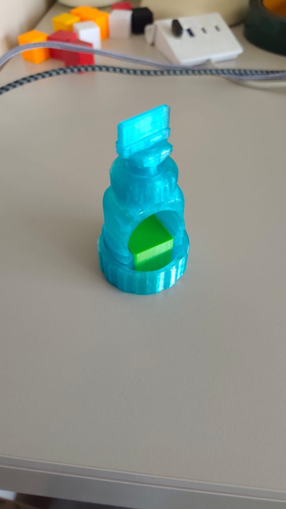 Elementy mocujące i uchwyt z druku 3D w błękitnym filamencie z próbną kostką LiveCUBE!